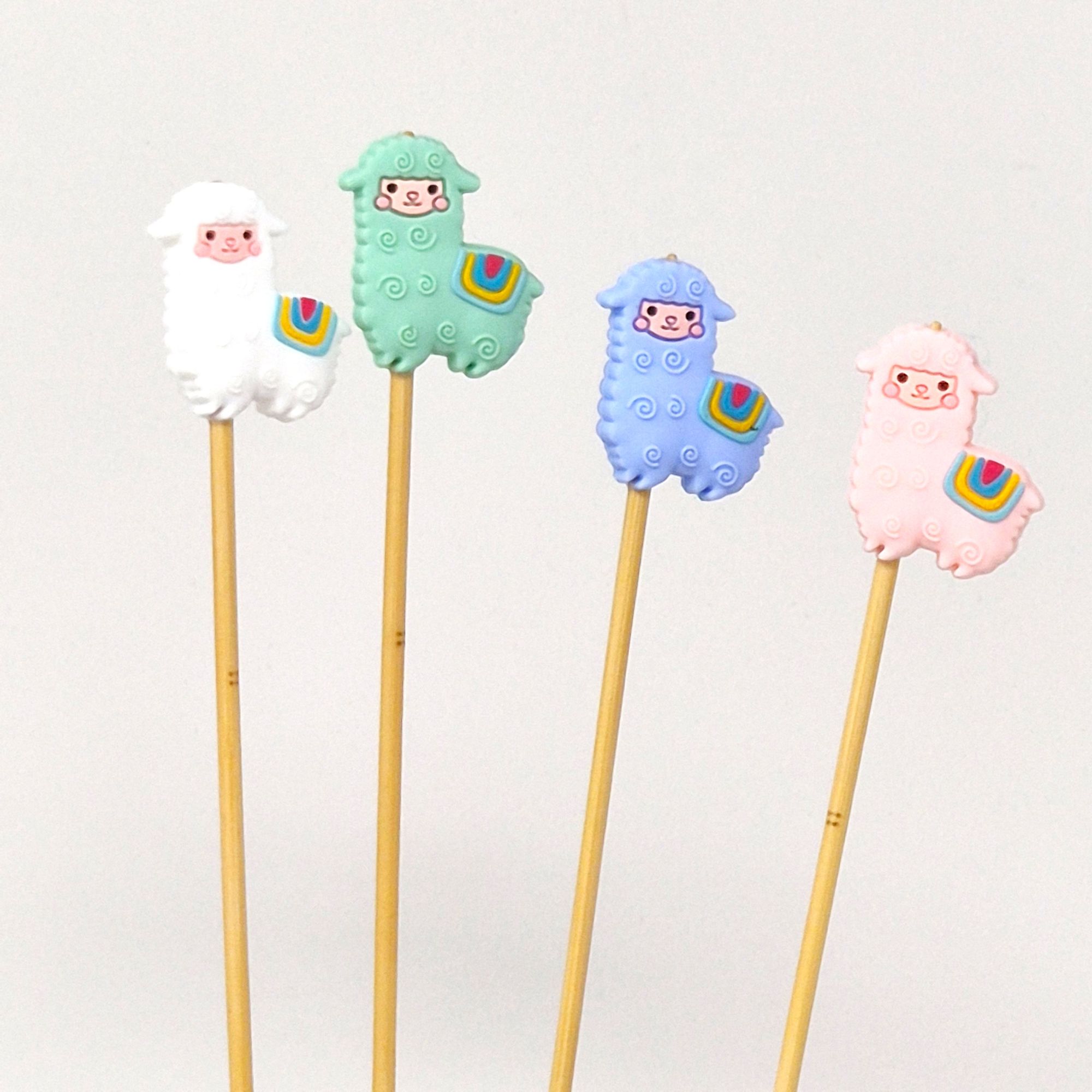 Alpacas in weiß, grün, hellblau und rosa