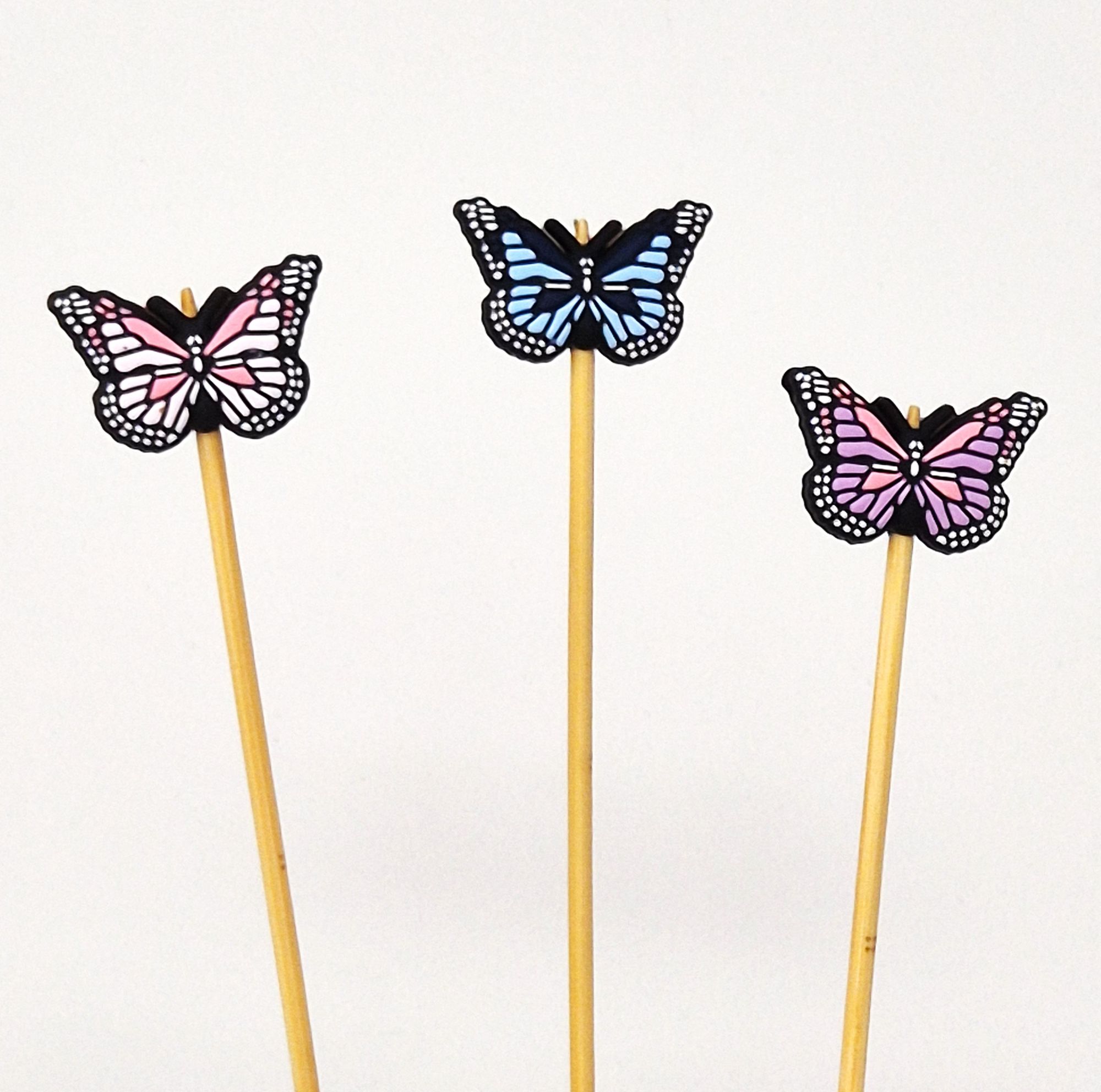 Schmetterlinge in rosa, blau und flieder